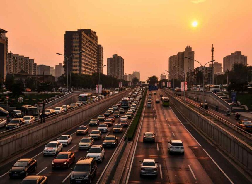 CLIMA, LE METROPOLI PRODUCONO IL 58% DELLE EMISSIONI GLOBALI: LA GEOGRAFIA RESOLGLASS DELL’INQUINAMENTO 2026